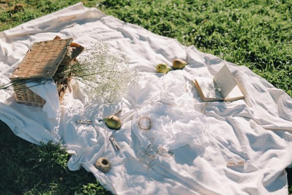 From Beach Blankets to Picnic Baskets: 4 Essentials for Your Next Picnic